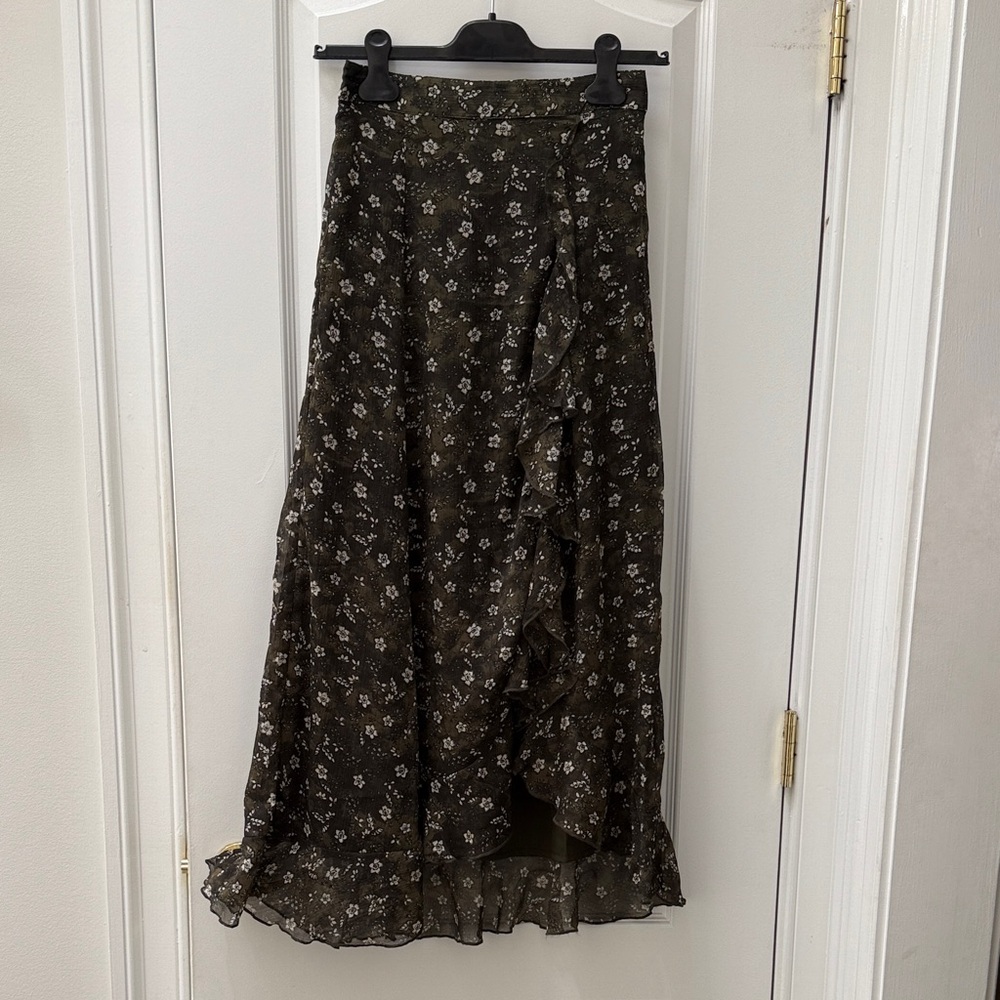 Old Navy Floral faux wrap pull on ruffle Skirt - Dark Green XS